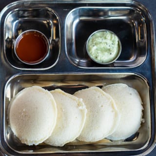 Idlis with Chutney